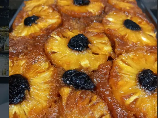 Bolo de abacaxi com ameixa
