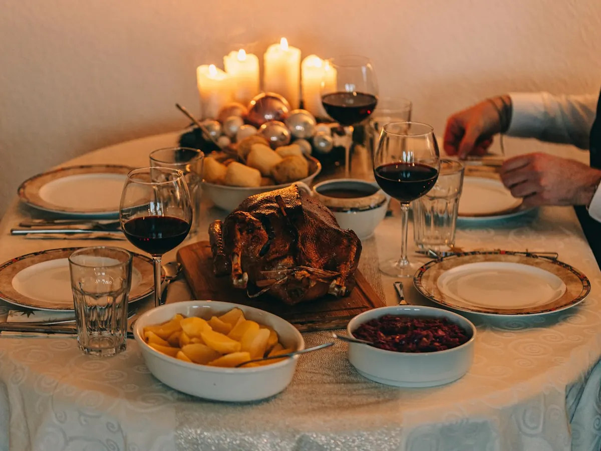 Mesa de ceia com assado, acompanhamentos e velas