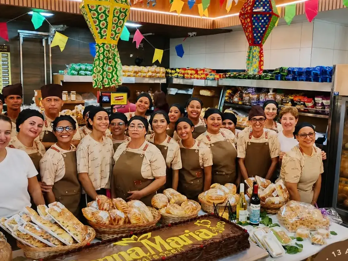 Equipe da Donna Maria reunida na loja no aniversário de 13 anos