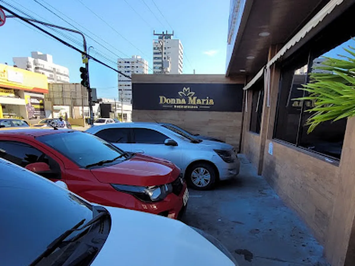 Fachada da Donna Maria Delicatessen com a placa da loja